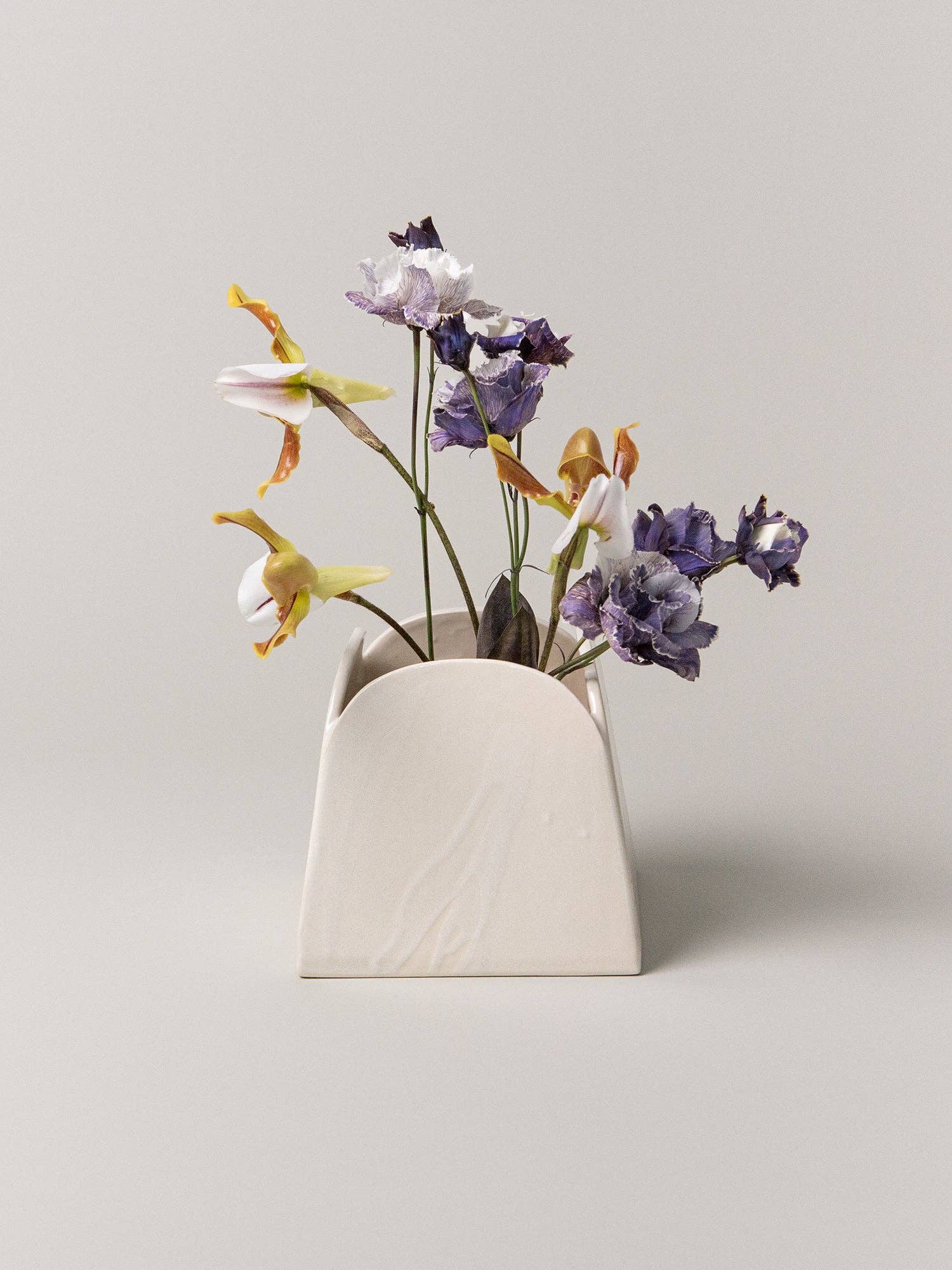 Olto Vase Short, Glacé holding flowers