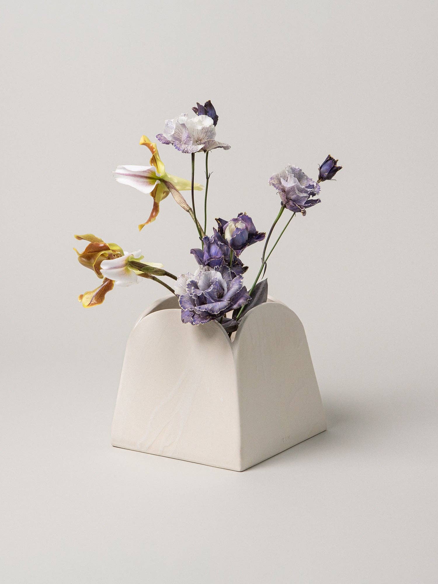 Olto Vase Short, Glacé holding flowers