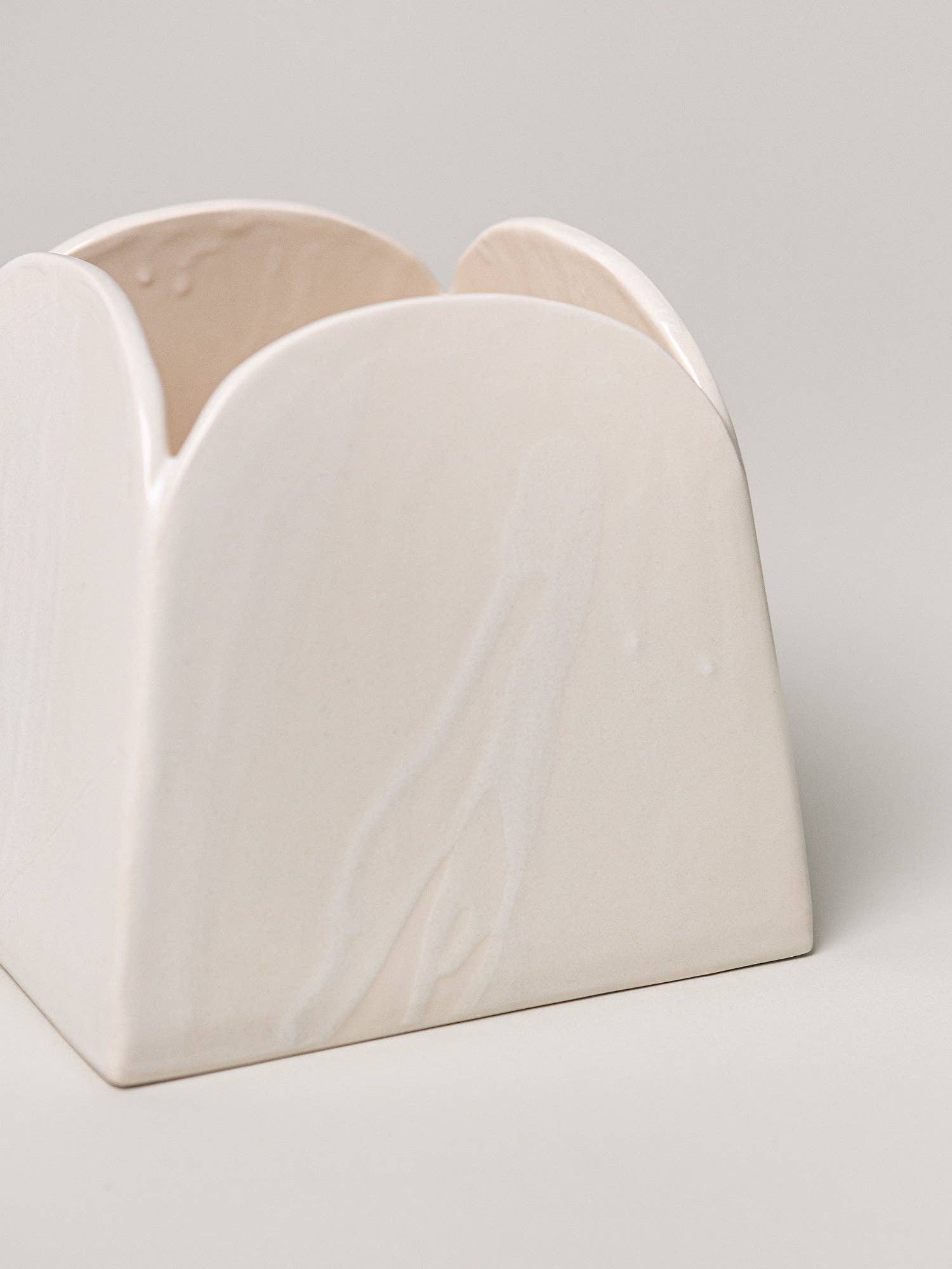 Olto Vase Short, Glacé — close-up of the curved rim